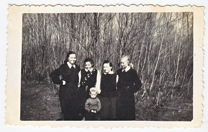 Juozapa Marcinkevičiūtė, Stanislova Levanavičiūtė, Aleksė Kazilionytė, Emilija Petrauskaitė ir Albertas Kazilionis prie Pagirėlio miško Žiližiuose